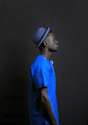 非洲时尚戴帽黑人帅哥写真图片